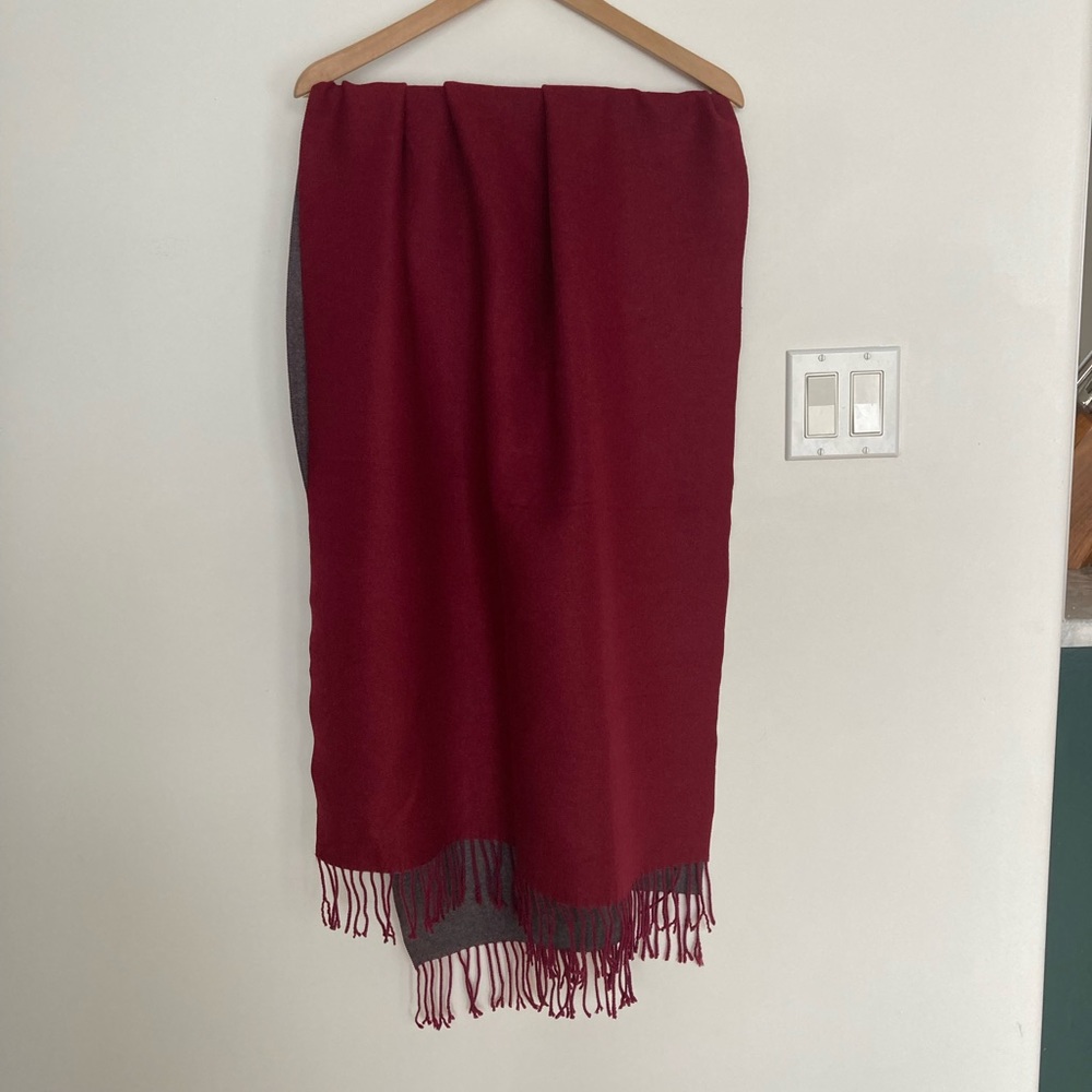 NWOT Very Soft Laura Scarf